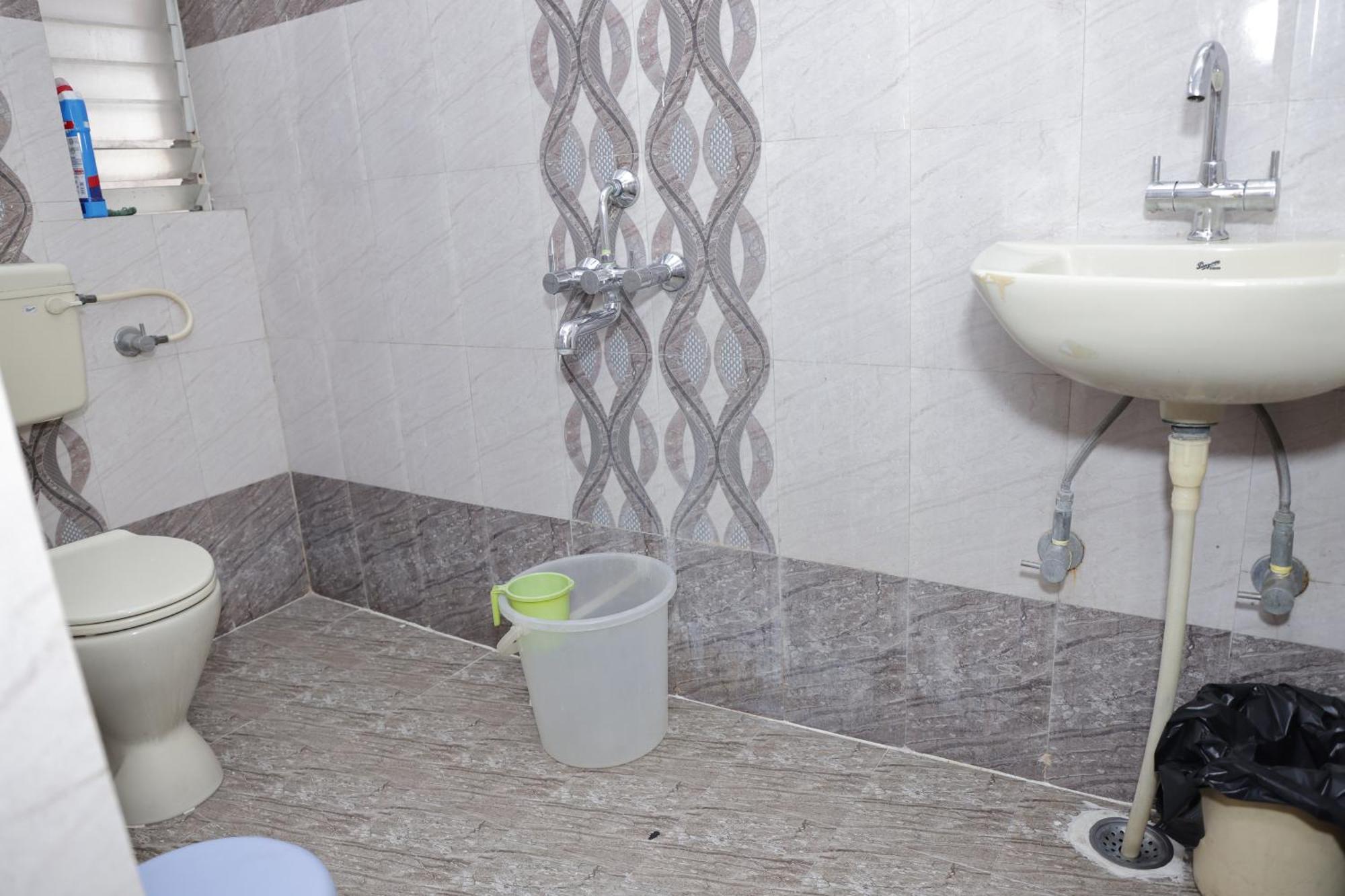 1 Room For 4 Guests Or 2 Bhk For 4 To 10 Guests With Ac For Families حيدر أباد المظهر الخارجي الصورة